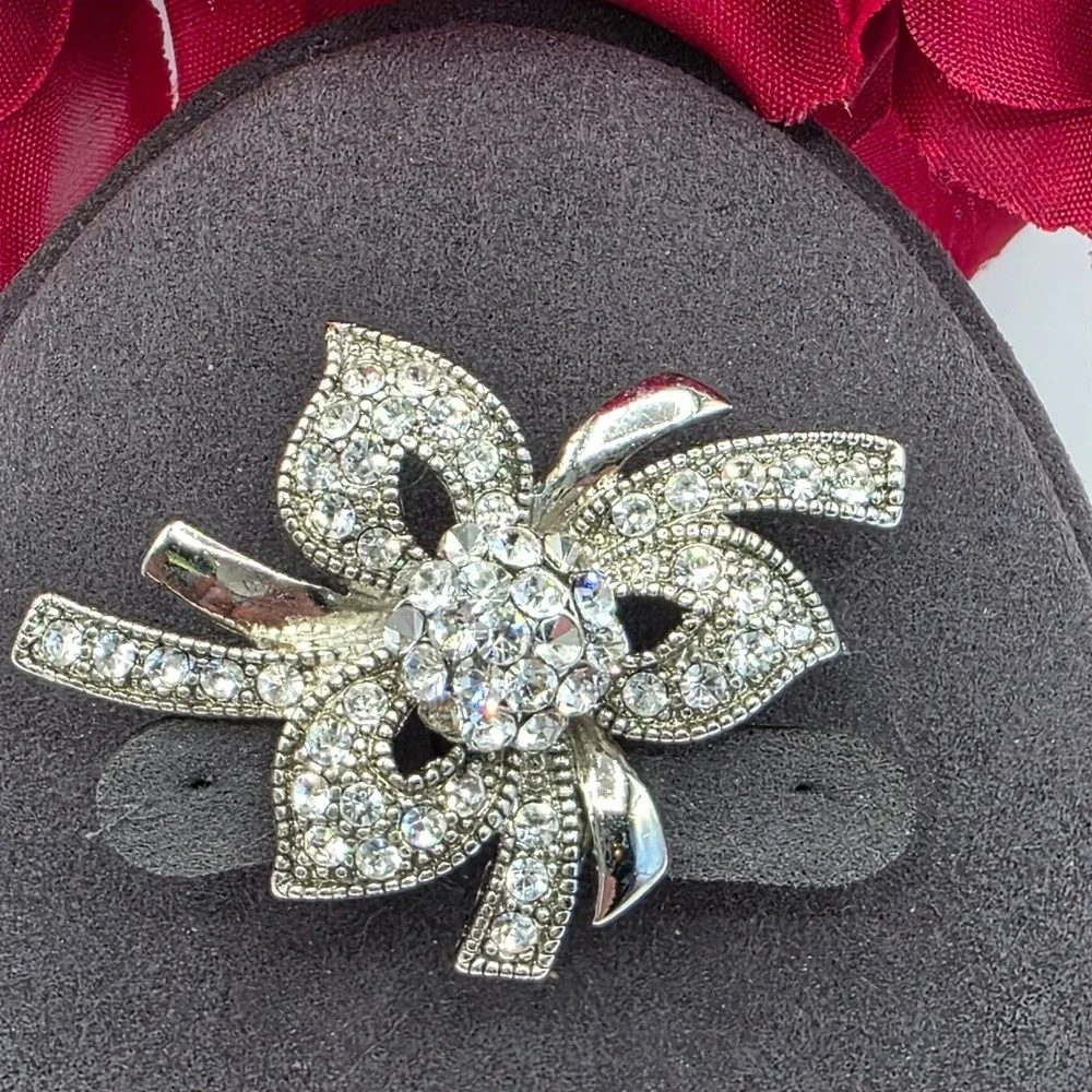 Vintage Rhinestone Bow Brooch Silver Tone Flower Pin Sparkling Crystal‎ Wedding